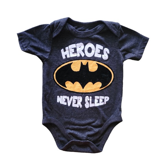 Batman Heroes Never Sleep Bodysuit Boys 6/9M Charcoal Gray Graphic Logo DC Comic - Picture 2 of 6